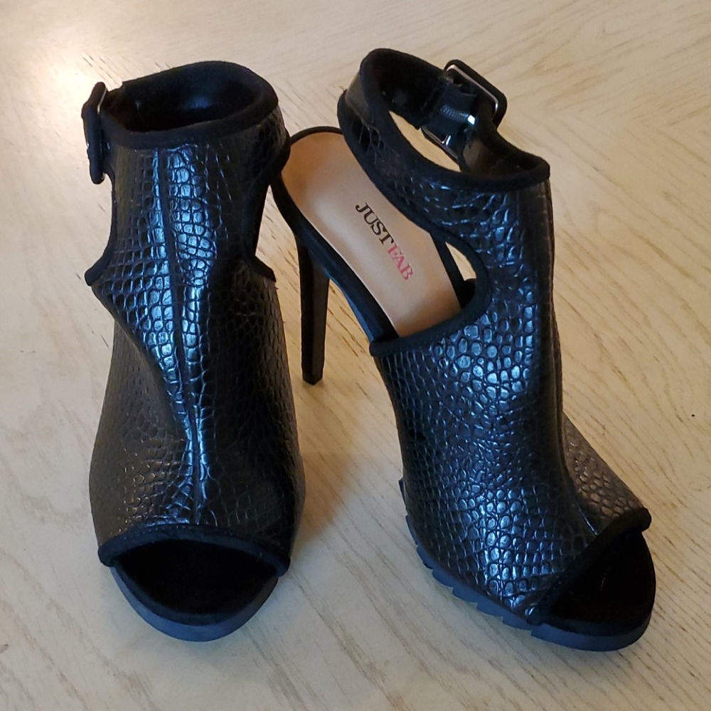 🆕️ Faux leather heels